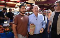 Ümit Özdağ Sincan’da pazar esnafı ve vatandaşlarla buluştu