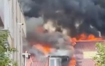 Bayrampaşa'da çatı katı alev alev yandı