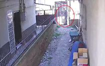 Hurdacı Apartman Kapısını Çaldı, Kamera Yakalattı