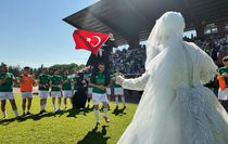 Gelinlik ve Damatlıkla Final Maçına Geldiler