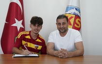 Kayserispor, Mikail Kulaksız ile profesyonel sözleşme imzaladı