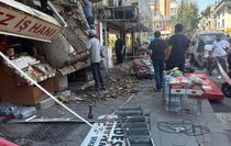 Klima montajı sırasında çökme; 2 yaralı