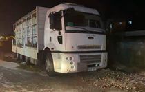 Hendek'te Asit Yüklü Kamyonda Sızıntı: Yol Kapatıldı, 2 Kişi Etkilendi