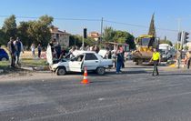 Salihli'de kavşakta feci kaza: 2'si ağır 4 yaralı