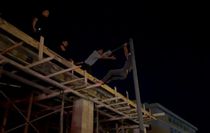 Alacağını alamayan işçi elektrik direğine çıktı