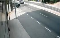 Pendik'te yayayı fark edip manevra yaptı; vurduğu çöp konteyneri dede ve torununa çarptı