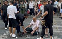 Ehliyetsiz motosikletli yaya geçidinde yaşlı adama çarptı