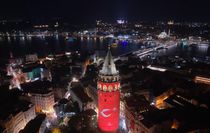 Zafer Bayramı kutlamaları kapsamında Galata Kulesi’ne Türk bayrağı yansıtıldı