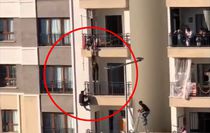 Balkondan düşmek üzere olan çocuğu korkuluklara tırmanarak kurtardı