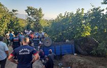 Fındık işçilerini taşıyan traktör devrildi: 18 yaralı