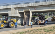 Adana'da Açık Damper Köprüye Çarptı