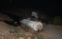 Hizan'da zift yüklü tanker devrildi: 1 yaralı