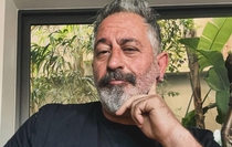Cem Yılmaz, baston kullanmaya başladı