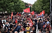 Lahey'de yargılanan eski UÇK komutanlarına Kosova'da destek gösterisi düzenlendi