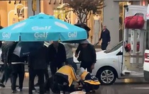 Bursa Osmangazi'de otomobilin çarptığı yaya, yağmurda şemsiyelerle korundu