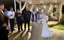 Düzce'de esnaf yakınları damada takı yerine bir çuval fındık hediye etti.