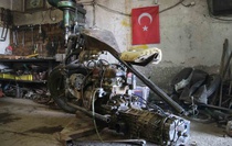 Sivas Ulaş'ta 22 yaşındaki genç, söktüğü otomobil motoruyla şov motosikleti yapıyor
