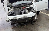 Bingöl'de otomobil Elmalı köyü mevkiinde tabelaya ve ağaca çarptı, 2 kişi yaralandı