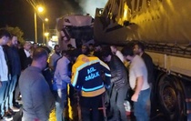 Bitlis-Baykan kara yolunda iki tır kafa kafaya çarpıştı, 2 kişi yaralandı