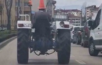 Bolu'da başına duba geçiren traktör sürücüsü, caddede ilginç görüntülere neden oldu