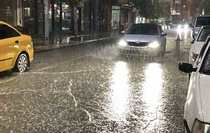 Elazığ'da sağanak hayatı olumsuz etkiledi, sürücüler zor anlar yaşadı