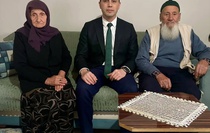 Ulaş Kaymakamı Veli Avcı, yaşlıları evlerinde ziyaret ederek hediye takdim etti
