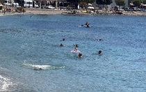 Bodrum'da ekimde hava 28, deniz suyu 24 derece, turistler sahillerde serinledi