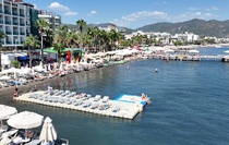 İngiliz turistler Marmaris’te ekimde deniz ve güneşin tadını çıkarıyor