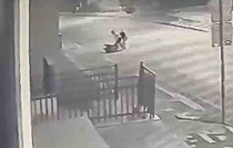 Aksaray'da işten dönen kadına 2 kadın yol ortasında saldırıp darp etti