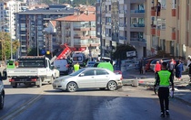Ankara Mamak'ta iddiaya göre freni boşalan kamyonet 3 araca ve 2 direğe çarptı