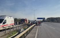 Balıkesir Susurluk'ta otomobil bariyerlere çarptı, 2 kişi yaralandı