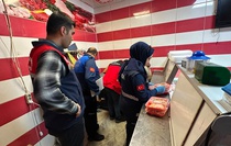 Şanlıurfa Haliliye'de kasaplarda ele geçirilen 170 kilogram bozulmuş et imha edildi
