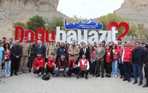 Ağrı Doğubayazıt'ta İshak Paşa Sarayı çevresinde yaklaşık 20-30 torba çöp toplandı