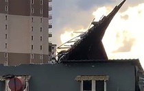 Adana'da rüzgar Yüreğir'de prefabrik evlerin çatısını söktü, hortum görüntülendi