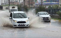 Adana'da sağanak Sarıçam ve Yüreğir'de su baskınlarına yol açtı