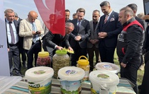 Hakkari Yüksekova'da kadın çiftçilerin ürünleri sergilendi, Kaymakam Hülür gül verdi