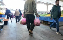 Polatlı'da pazar esnafı 4 kilo mandalinayla bir litre mazot alabildiğini söyledi