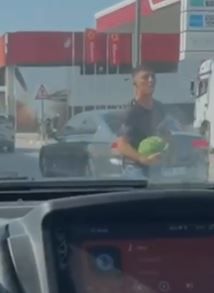 Kırmızı ışıkta duran kamyondan karpuz çaldı