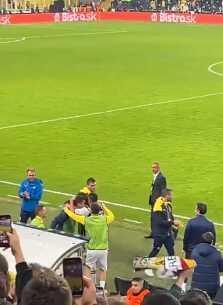 Fenerbahçeli futbolcular gol sevincini bebeğini kaybeden Umut Nayir'le paylaştı