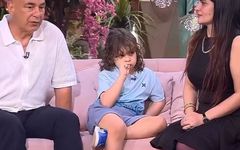 Eşinin kadın sunucuyla göz göze gelmemesi için yaptığı şeye bakın