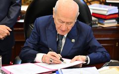 Bahçeli'nin ilk imzacısı olduğu teklifte MHP'den fire var! İşte o isim