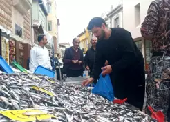 >Edirne'de Hamsi Fiyatları Yüzde 50 Düştü, Vatandaşlar Alışverişe Akın Etti