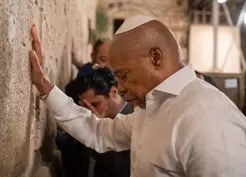 >Koltuğu bırakmadan İsrail'e koştu, Eric Adams'tan tartışmalı veda