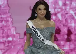 >Ceren Arslan Türk bayraklı paylaşımı ve Hürrem elbisesiyle beğeni topladı