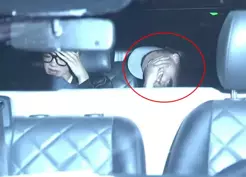 >Görüntüdeki bu isim dünyaca ünlü futbolcu! Mekana giriş yapabilmek için akla karayı seçtiler