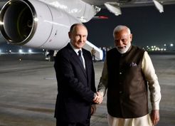 >Putin 4 yıl sonra Hindistan'da: Binlerce kişi uçağını takip etti