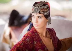 >Burcu Kıratlı'yı dantelli mini elbisesiyle bir görün! Bakan bir daha baktı