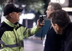 >Yunanistan'da olay görüntü! Başbakanı durdurup alkolmetre üflettiler