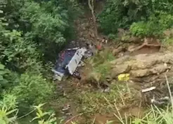 >Kolombiya'da Öğrenci Taşıyan Otobüs Uçuruma Yuvarlandı: 17 Ölü, 20 Yaralı