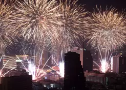 >Tayland Yeni Yıla Havai Fişek Gösterileriyle Girdi